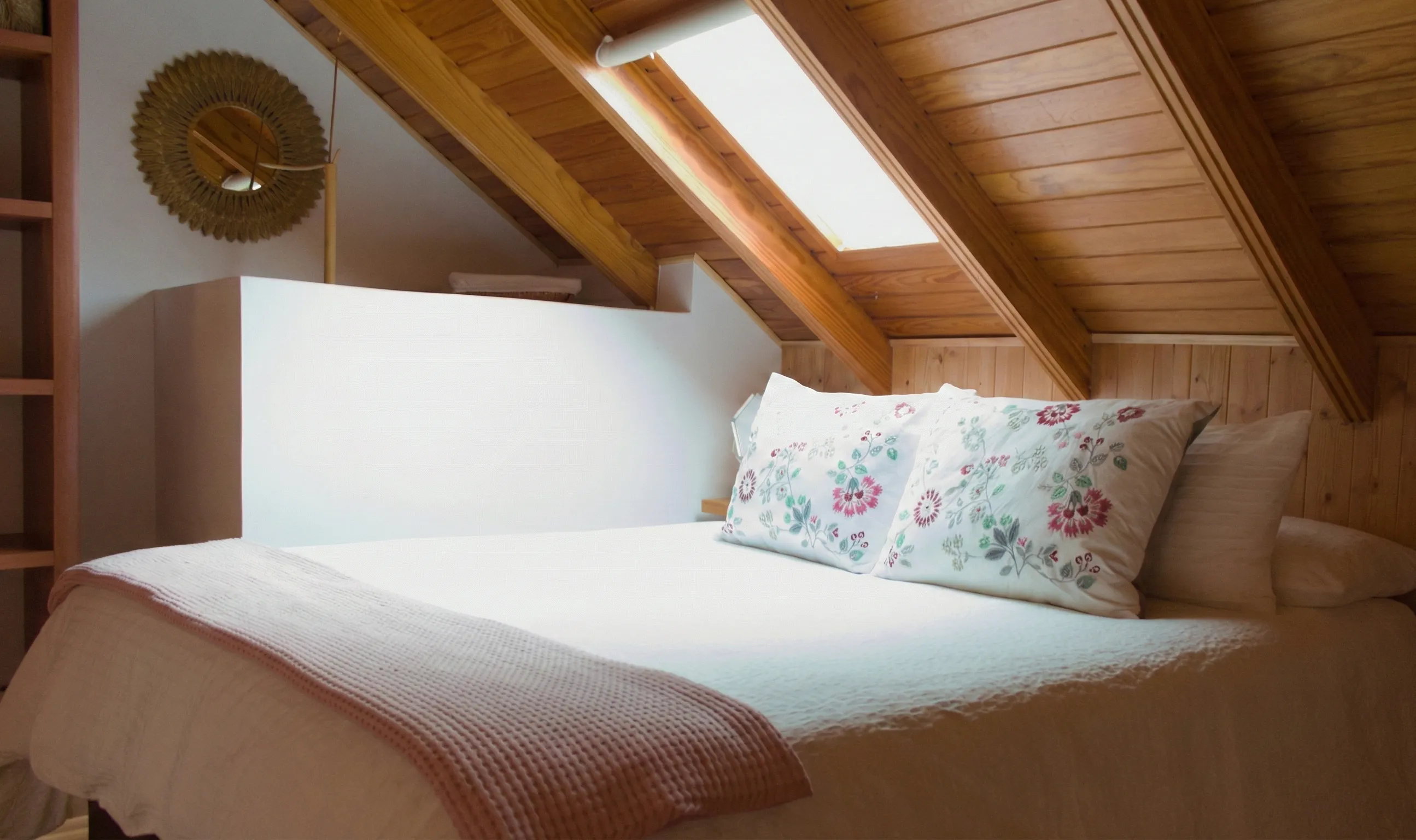 Dormitorio principal con cama doble